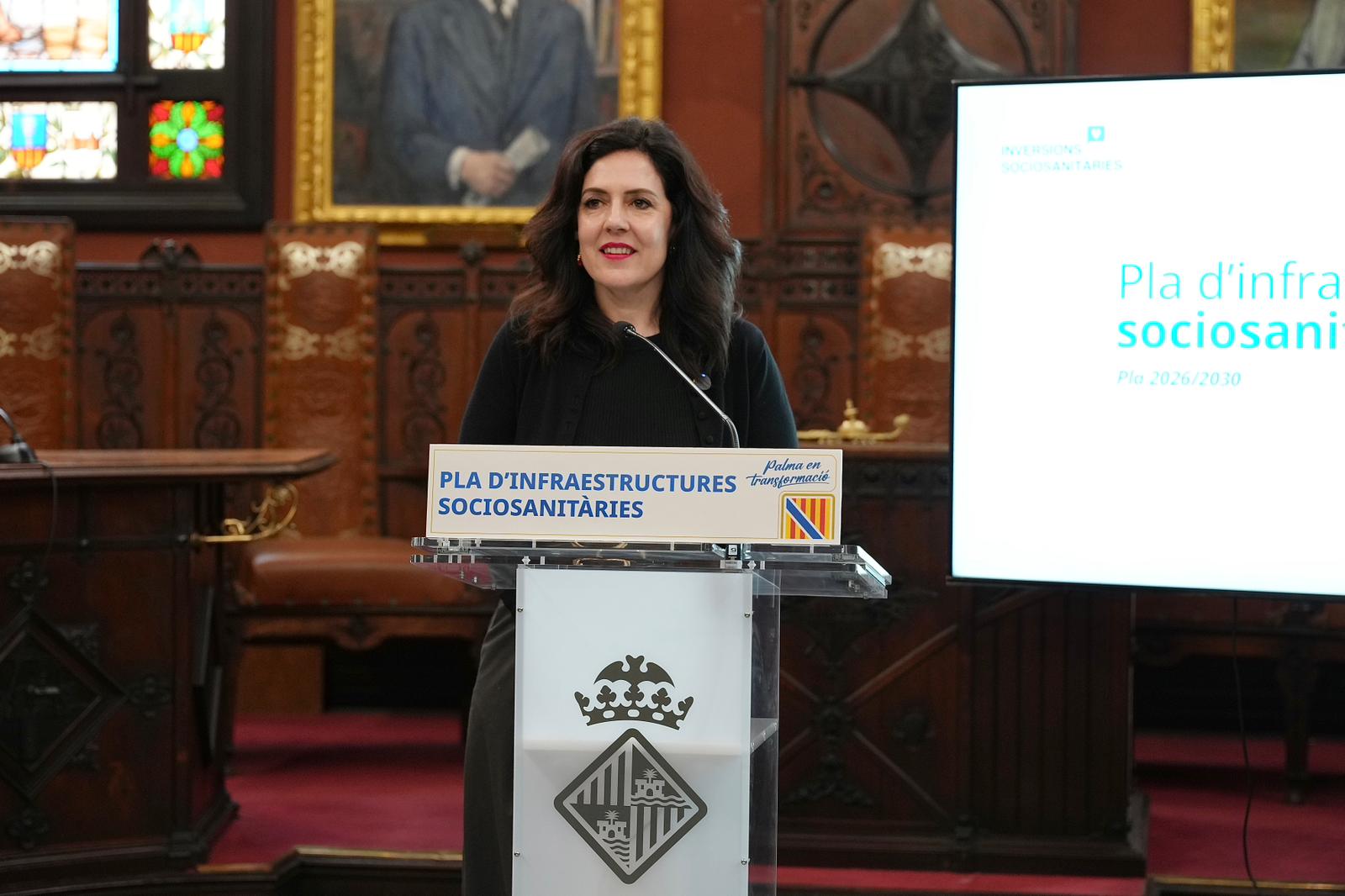 Sandra Fernández presenta al saló de plens de l'Ajuntament de Palma les obres que contempla el Pla d'Infraestructures Sociosanitàries 2026-2030 