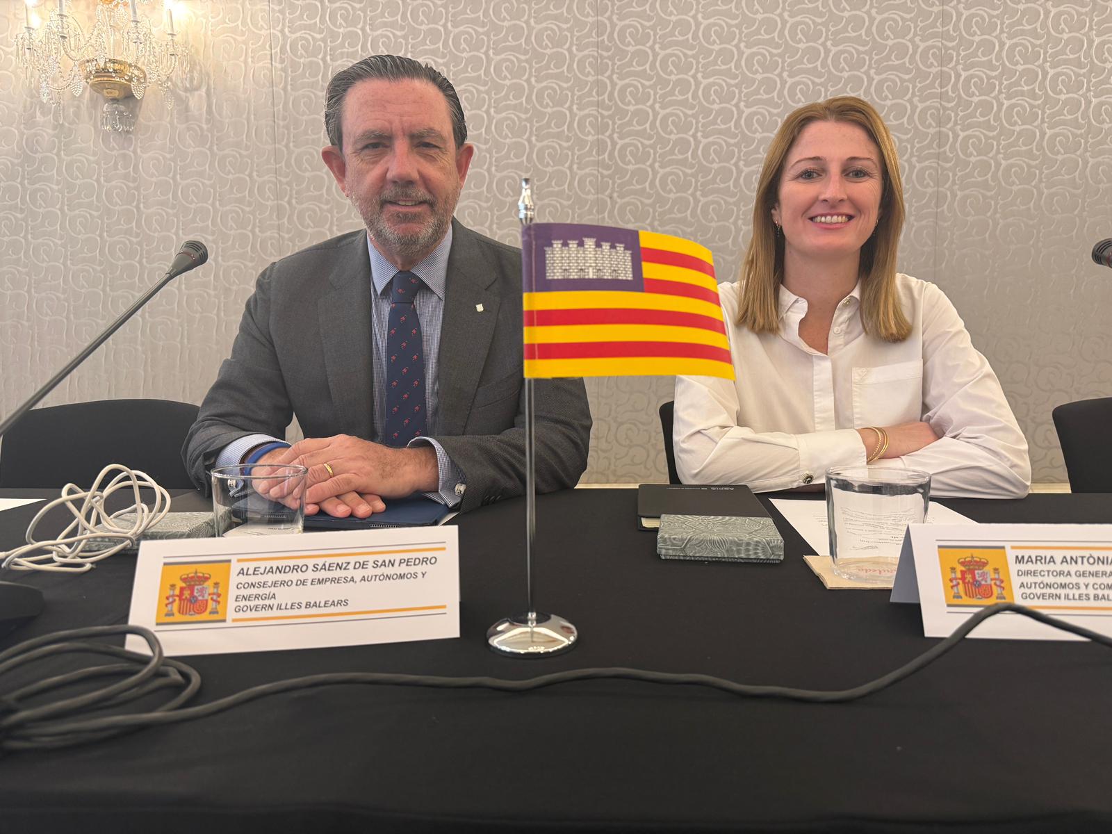 El conseller d’Empresa, Autònoms i Energia, Alejandro Sáenz de San Pedro, i la directora general d’Autònoms, Empresa i Comerç, Maria Antònia Sansó.