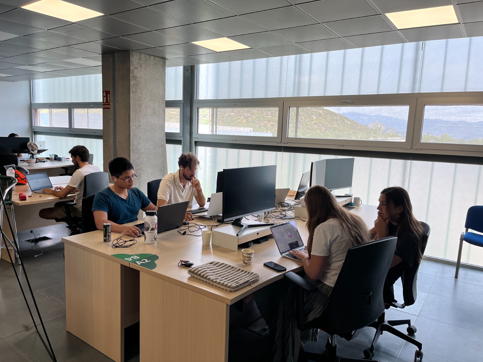 Persones treballadores a una oficina