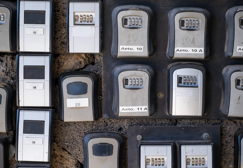 Capses per guardar les claus d'apartaments turístics a una façana.