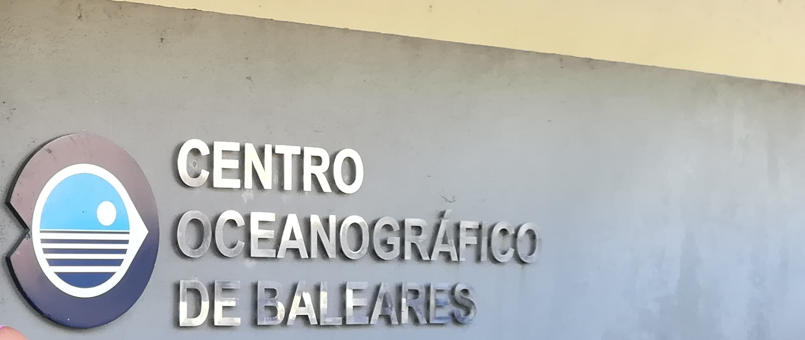 Detall de la façana del Centre Oceanogràfic de Balears, amb el nom de l'entitat.