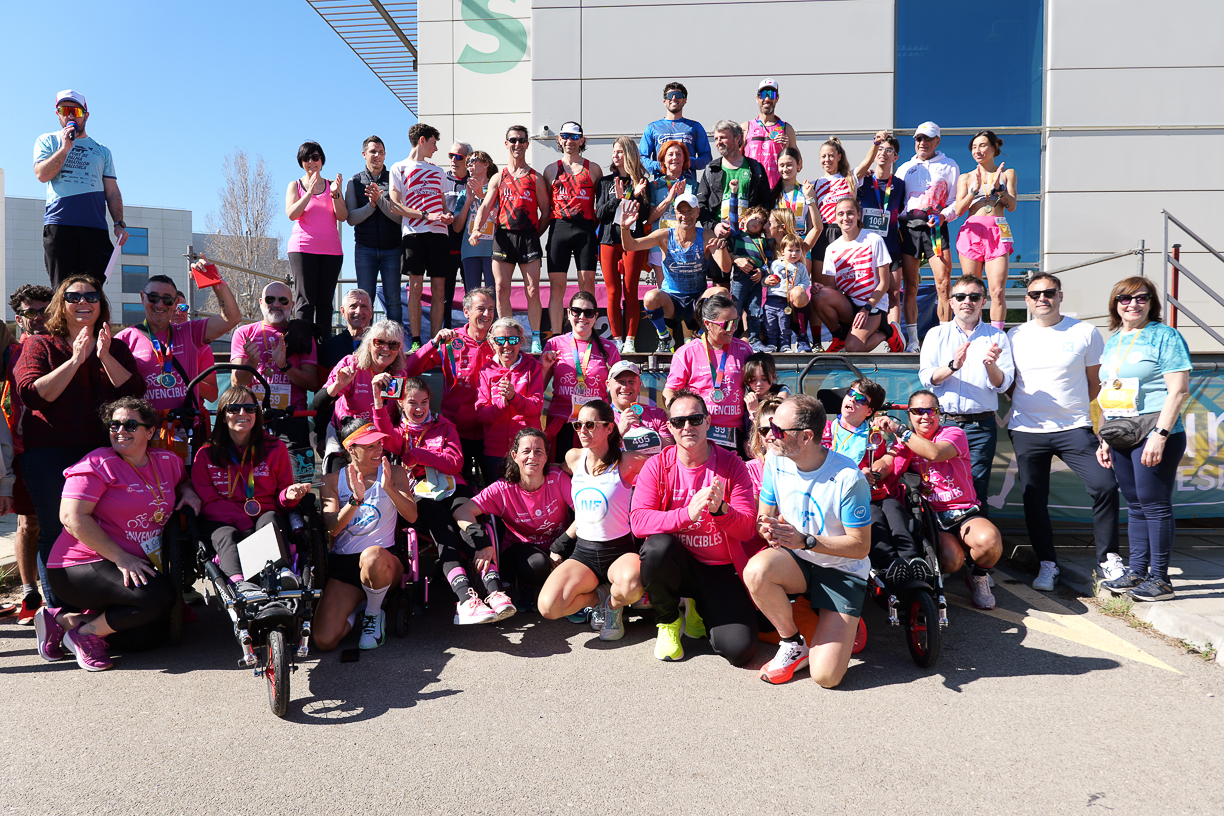 Fotografia de grup d'autoritats i corredors de la novena edició de la Cursa Son Espases.