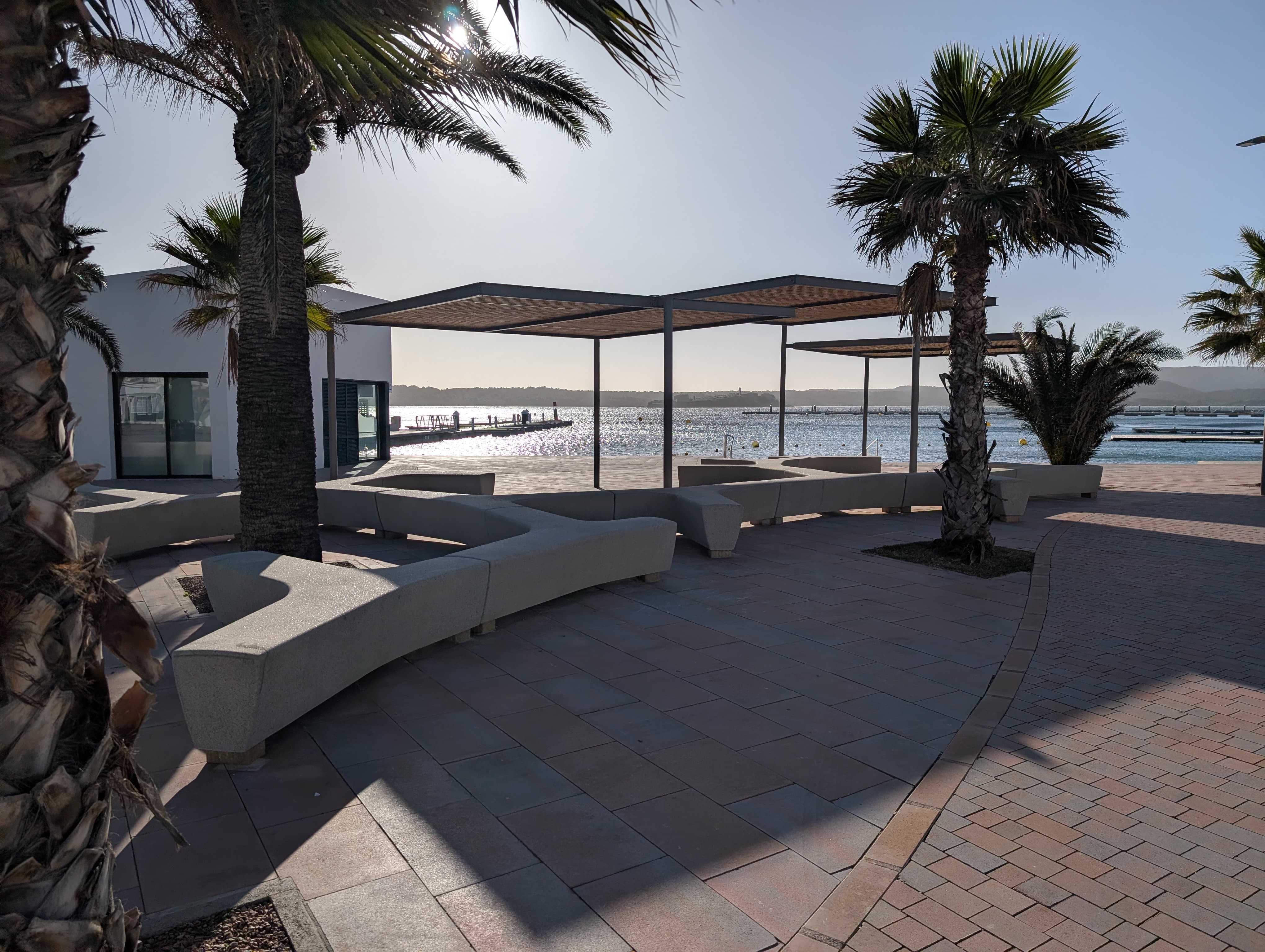 Nova pèrgola a la plaça des Pla de Fornells.