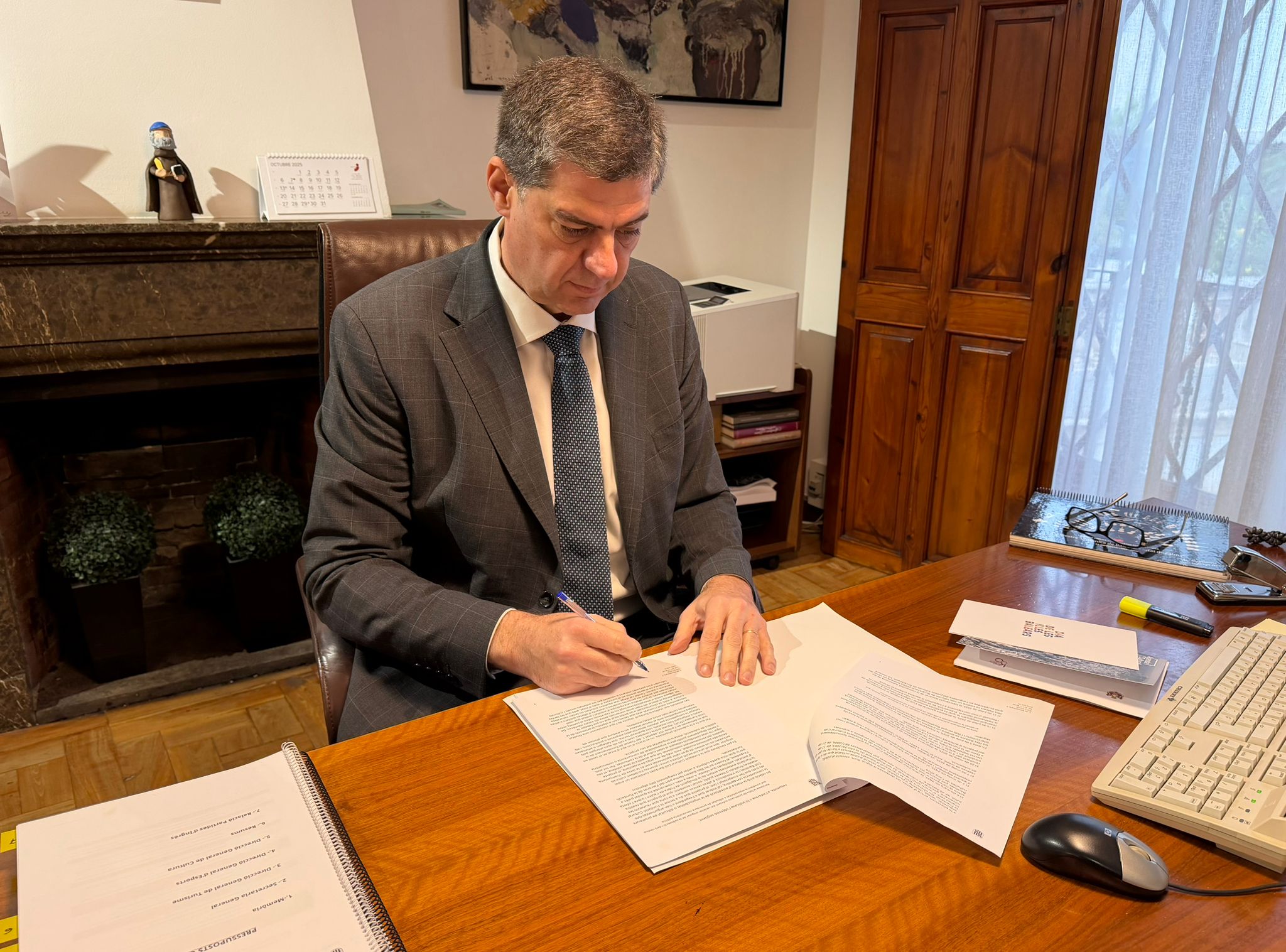 El conseller Bauzà signa una de les cartes remeses als ministeris.