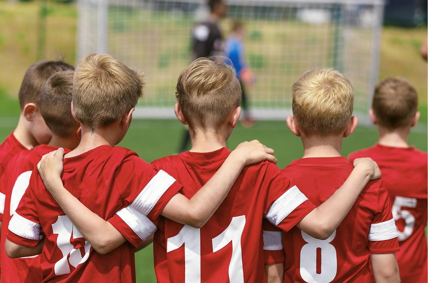Infants a un camp de futbol