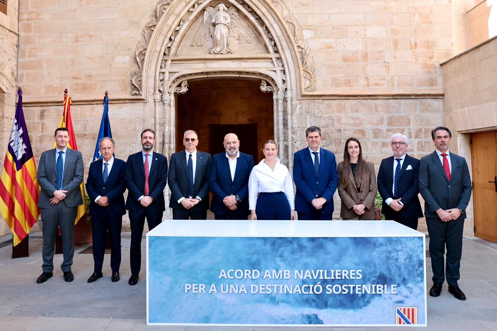 La presidenta del Govern, el conseller de Turisme, Cultura i Esports i el batle de Palma, amb els representants de les principals companyies de creuers que operen a Palma