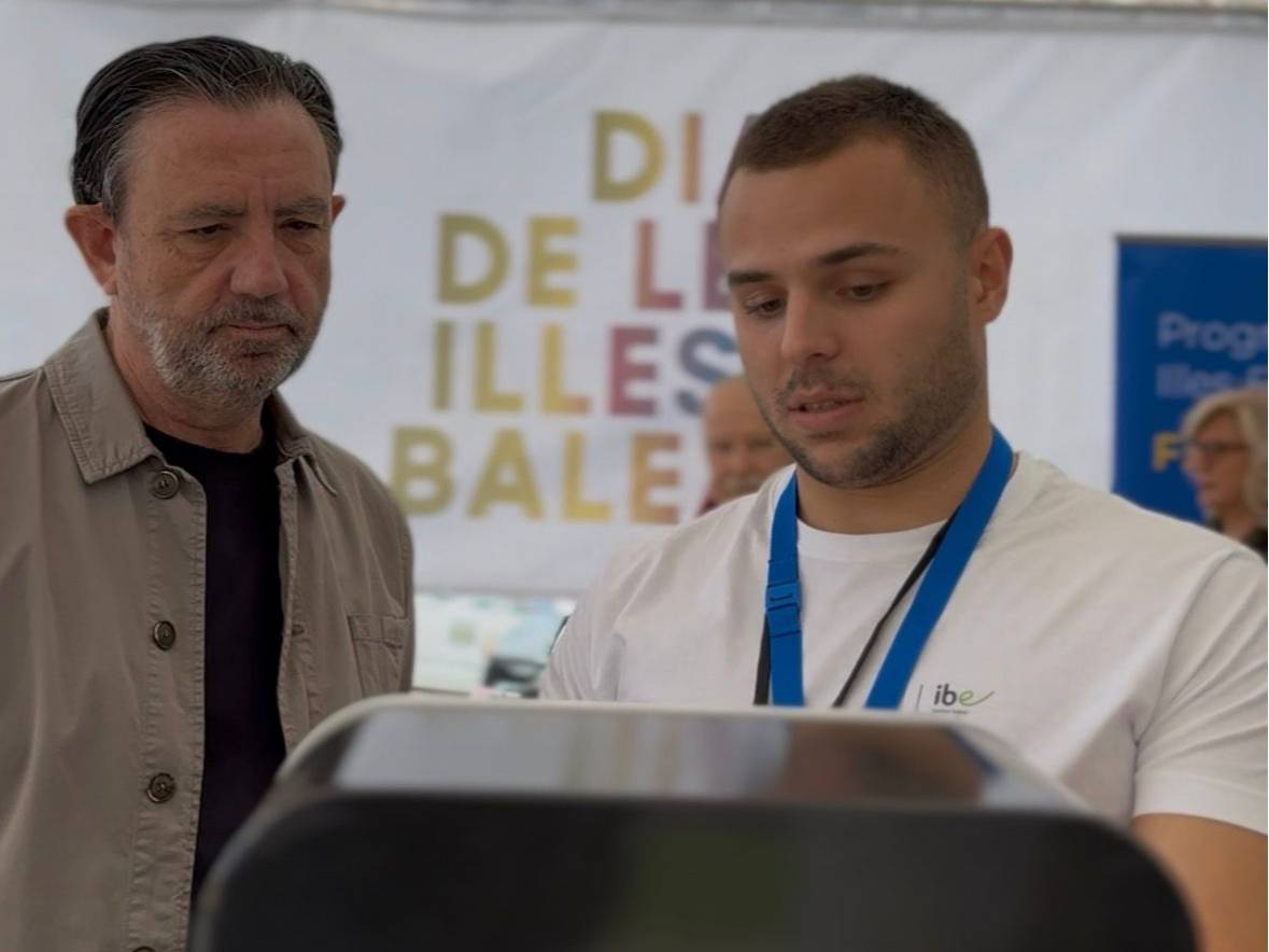 Alejandro Sáenz de San Pedro, ha visitat els estands i ha pogut conèixer de primera mà el desenvolupament de les activitats i l’interès mostrat per la ciutadania