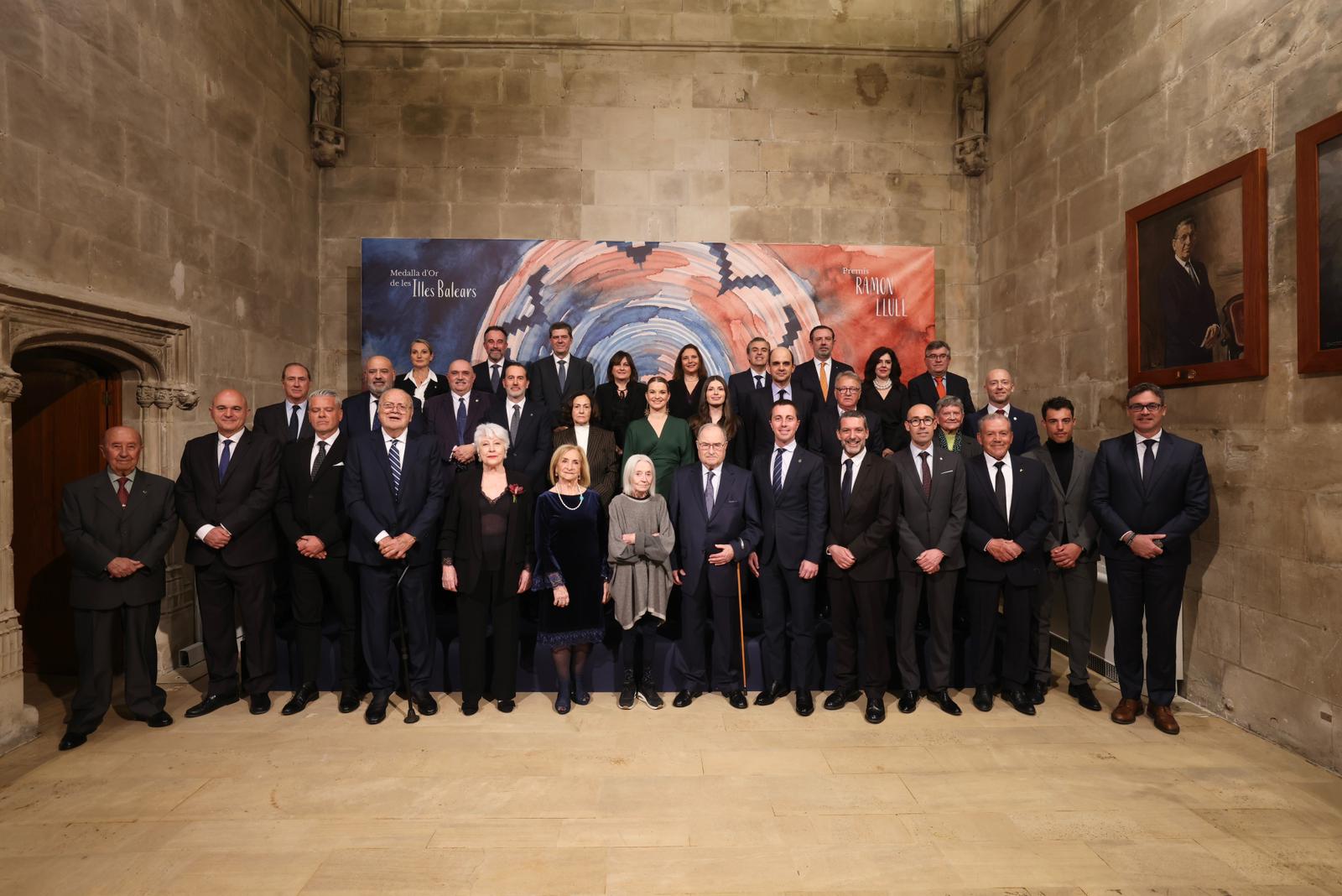 La presidenta i les primeres autoritats de les Illes, amb els guardonats