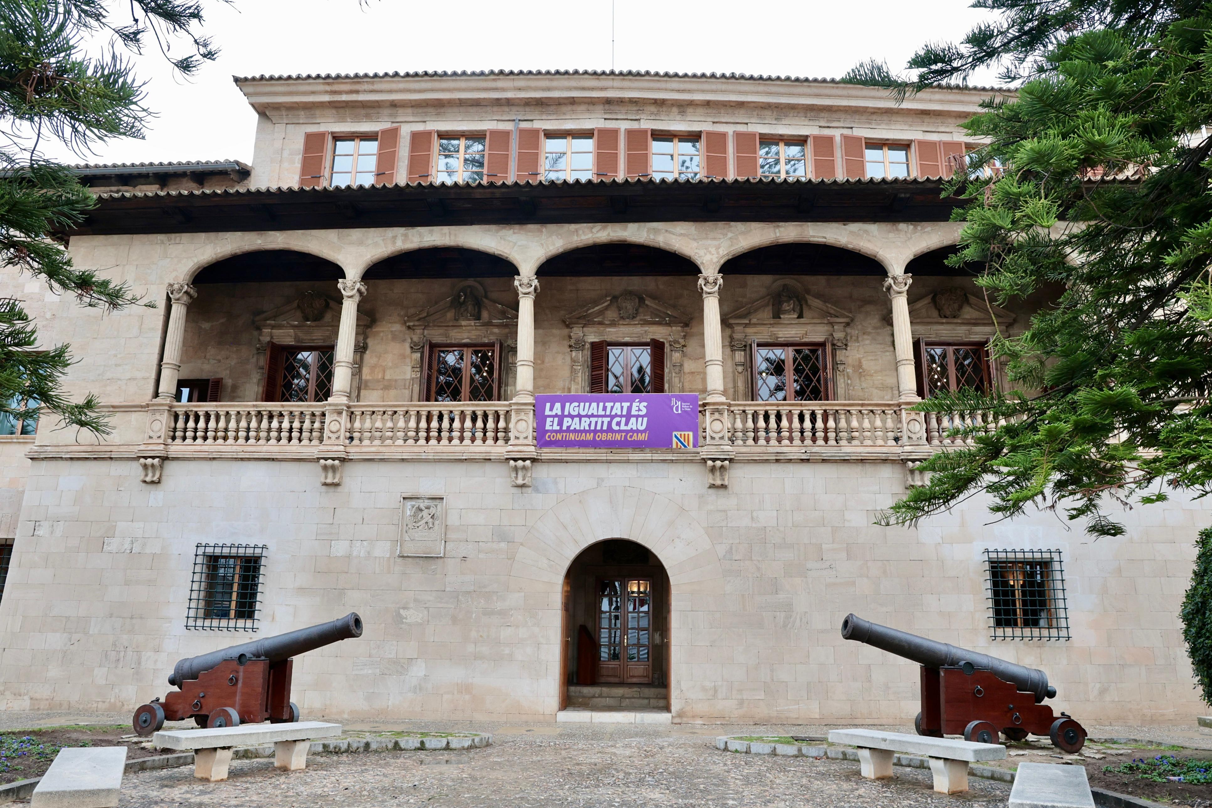 Lona del 8M al Consolat de Mar