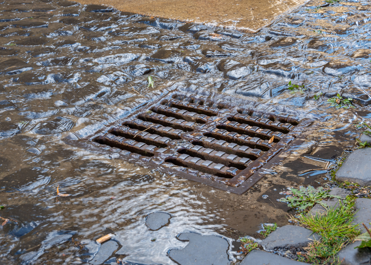 Pluja intensa a un carrer amb sistema de drenatge