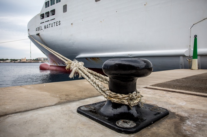 Vaixell amarrat al moll d'un port 