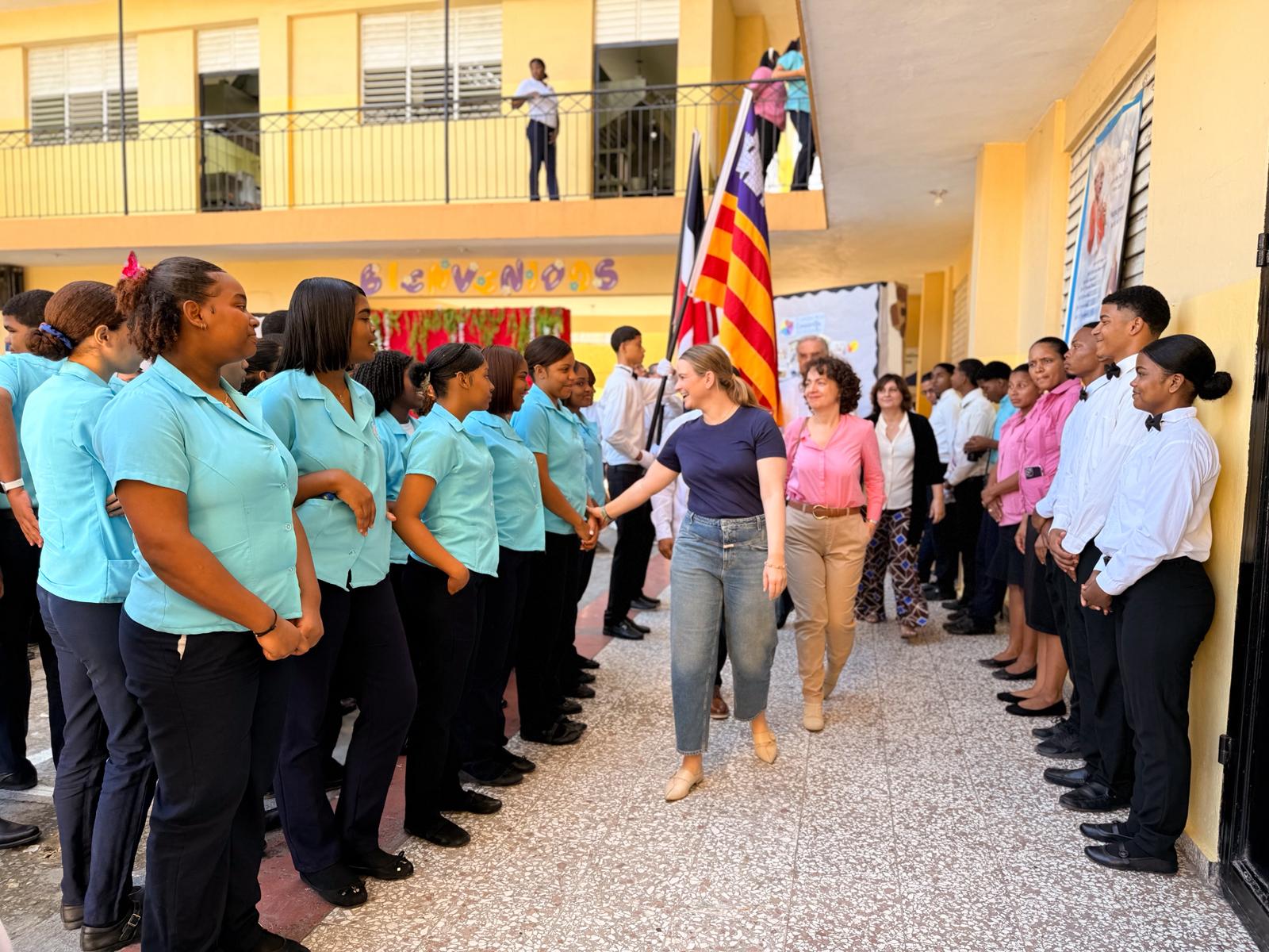 Margalida Prohens visitant els projectes educatius de la Fundación Fundación Concordia Solidaria a Santo Domingo