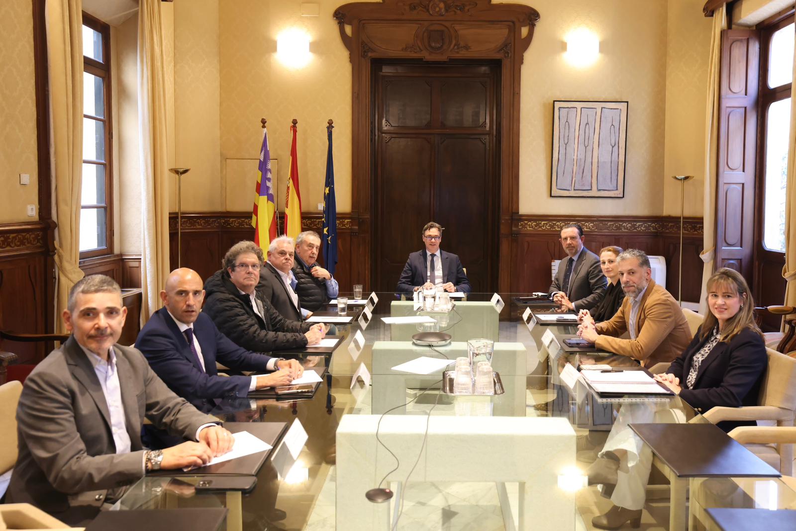 Antoni Costa reunit amb els representants de la indústria, el comerç i els distribuïdors per a escoltar i analitzar els efectes del conflicte bèl·lic a Orient Mitjà