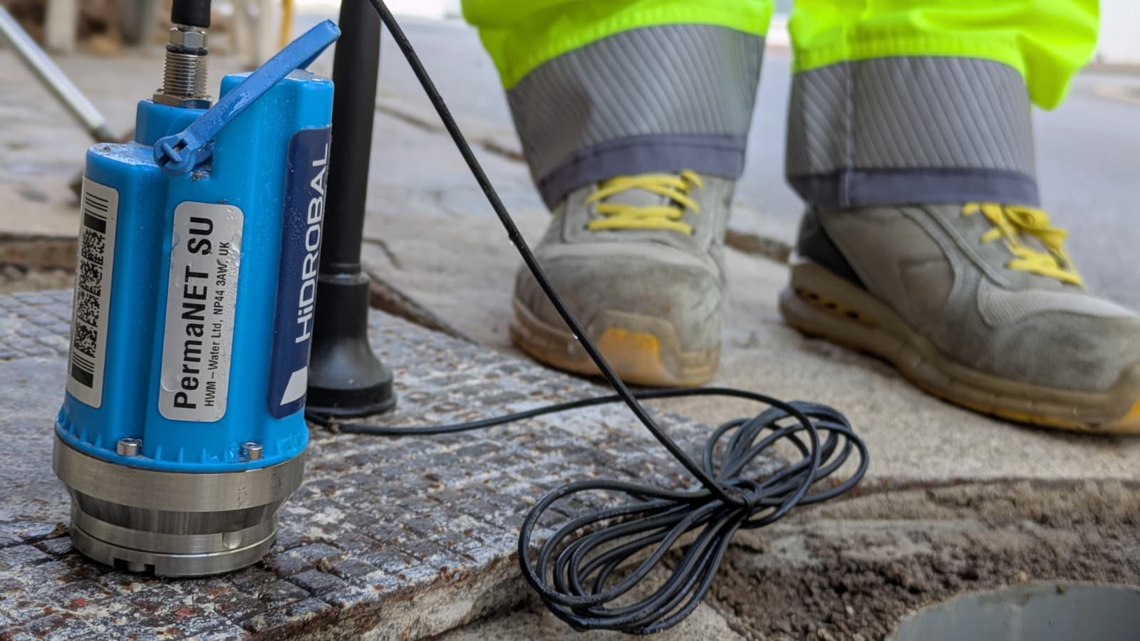 Un operari fent obres a un carrer 