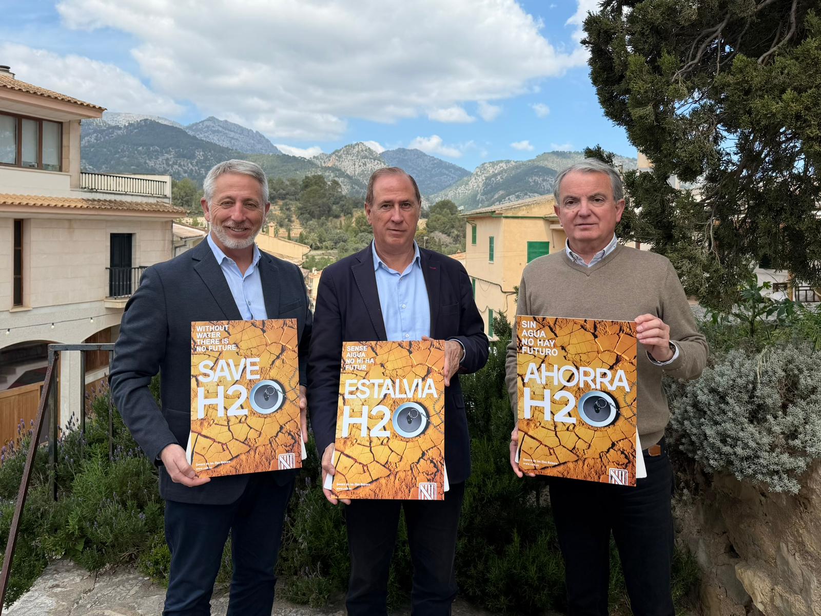  Calafat, Lafuente i Rotger sostenen cartells de la campanya d'estalvi d'aigua