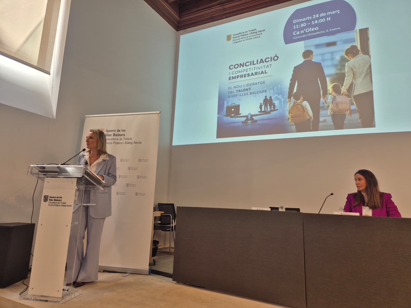 La consellera Cabrer durant el discurs inaugural de la jornada «Conciliació i Competitivitat Empresarial».