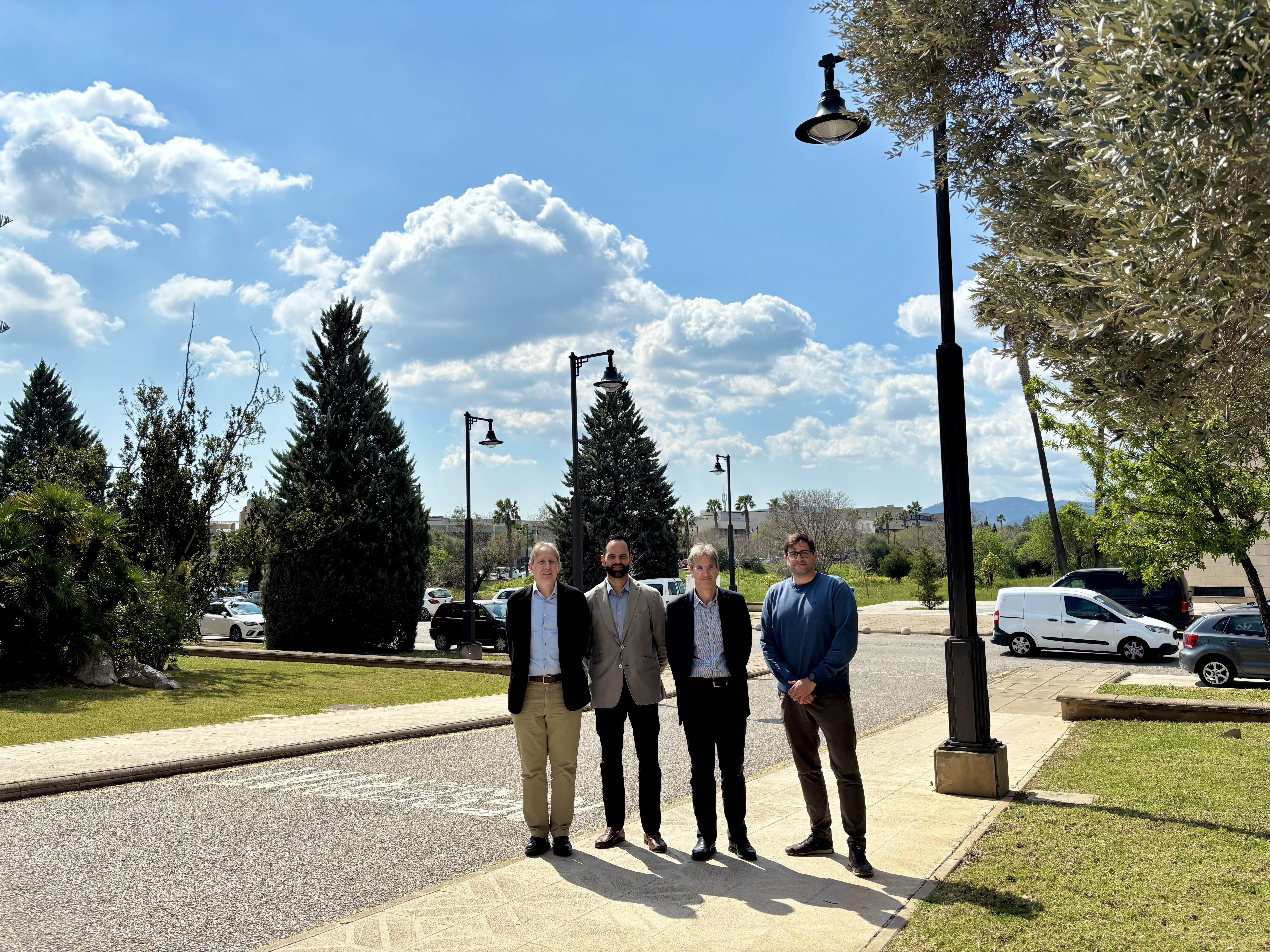 El director general d'Economia Circular, Transició Energètica i Canvi Climàtic, Diego Viu, juntament amb el vicerector d'Economia, Infraestructures i Campus de la UIB, Carles Mulet, i el vicerector associat, Vicenç Canals.