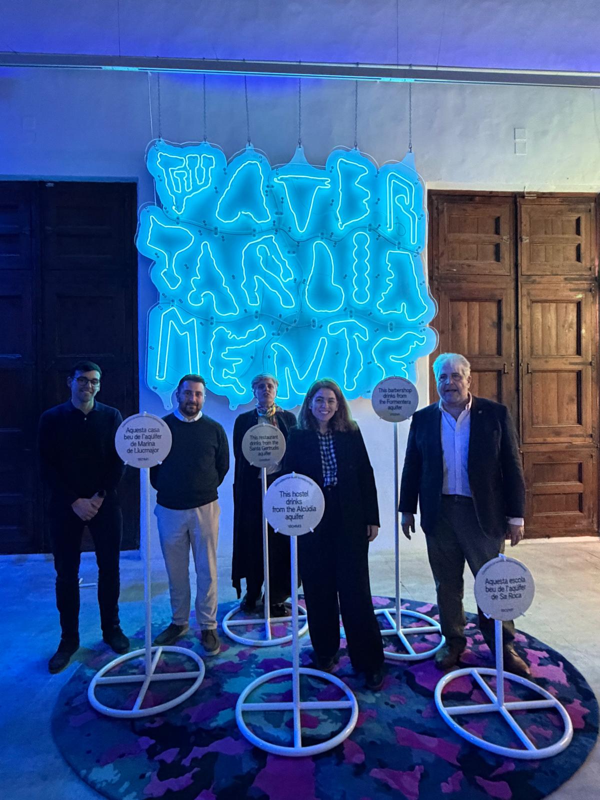 Representants durant la inauguració de l'exposició. 