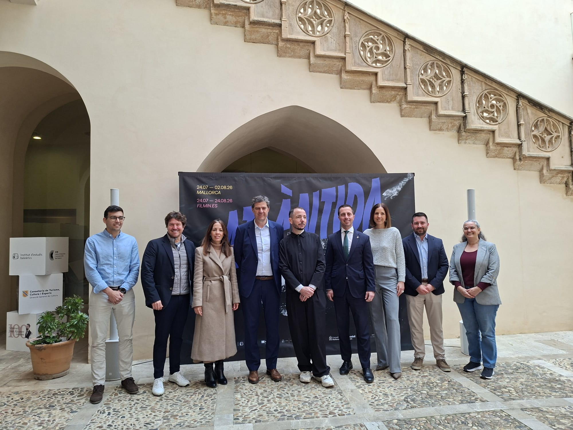 Fotografia de grup d'autoritats i representants del festival.