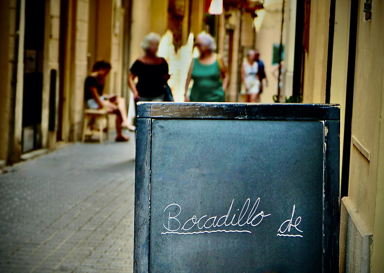 Una pissarra d'un establiment en un carrer de Palma.