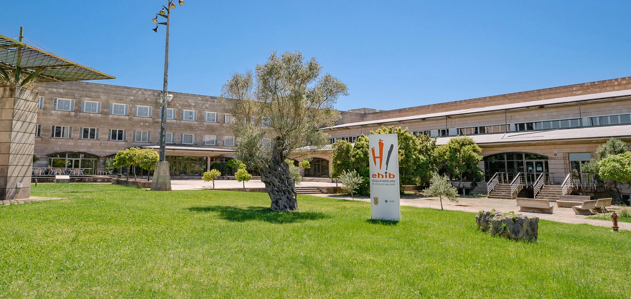 L'edifici de l'Escola d'Hoteleria de les Illes Balears.