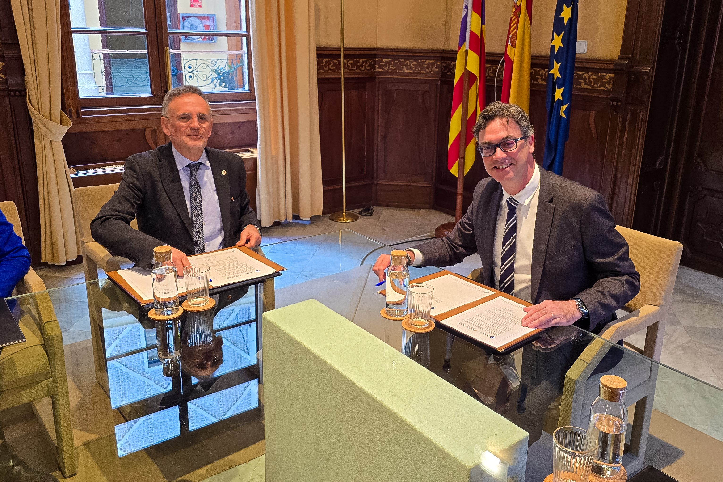 El vicepresident primer del Govern i conseller d’Economia, Hisenda i Innovació, Antoni Costa, i el rector de la Universitat de les Illes Balears (UIB), Jaume Carot