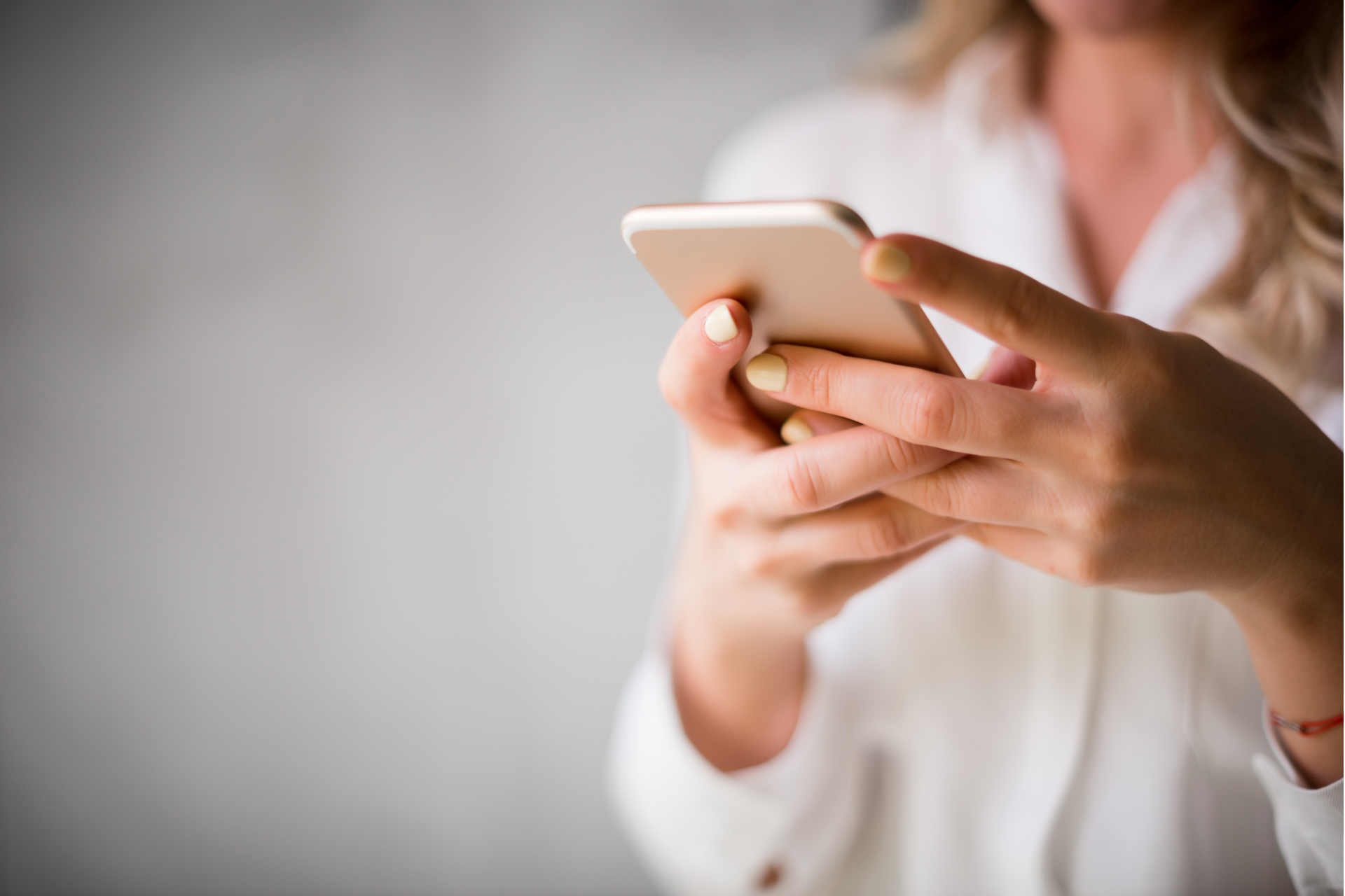Una dona, amb un telèfon mòbil