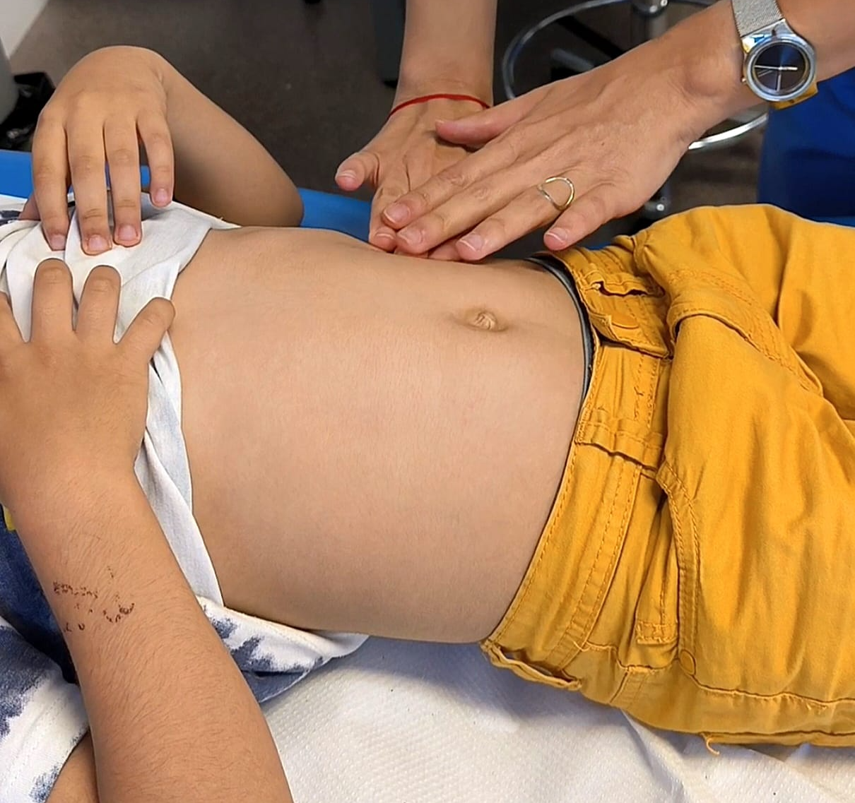 Pediatra atén a un infant