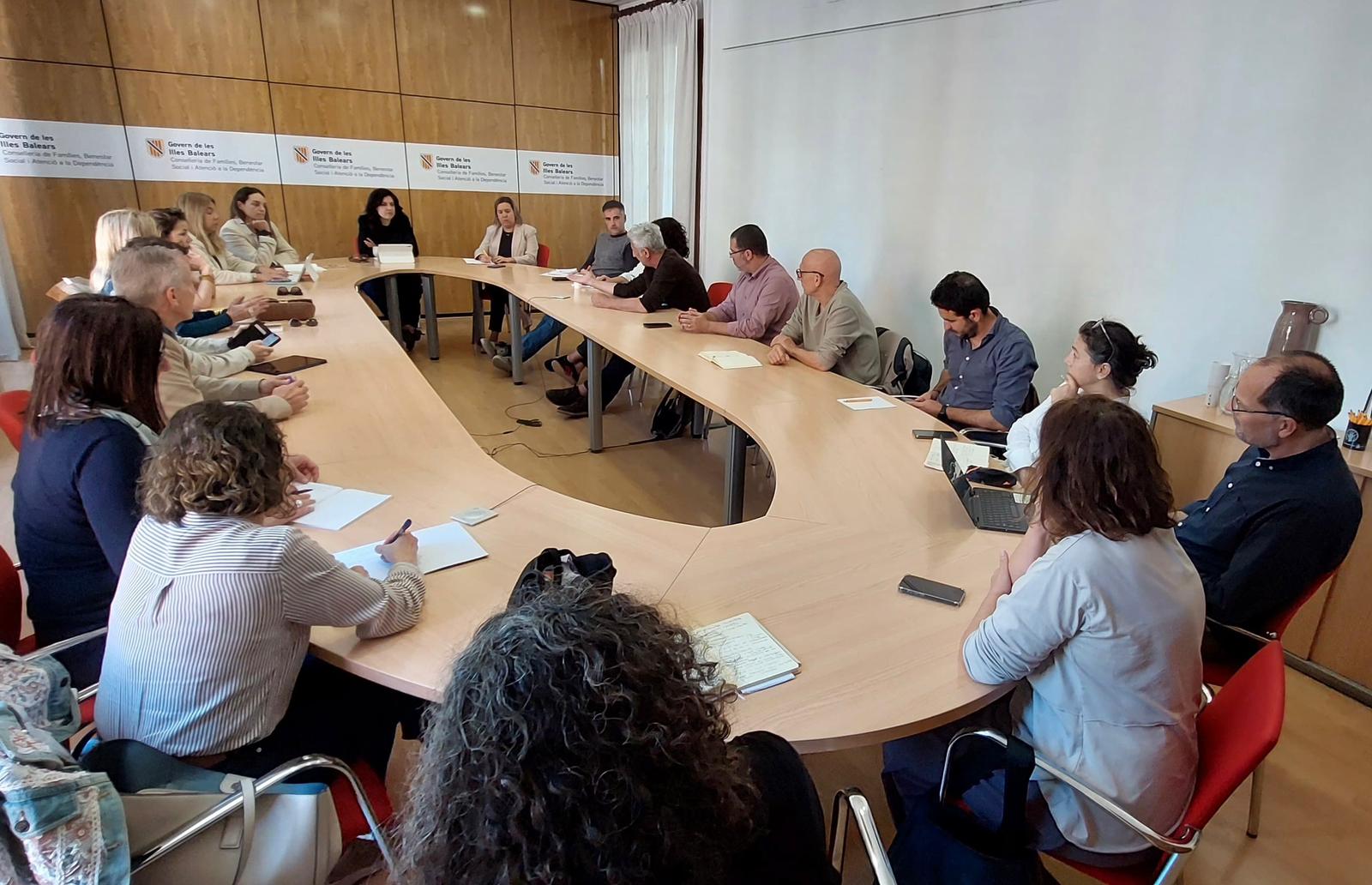 Imatge de la reunió presidida per la consellera Sandra Fernández
