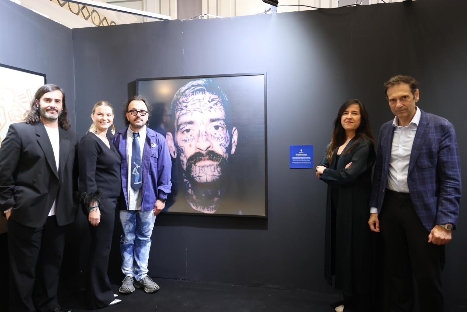 Imatge de les autoritats amb una de les obres