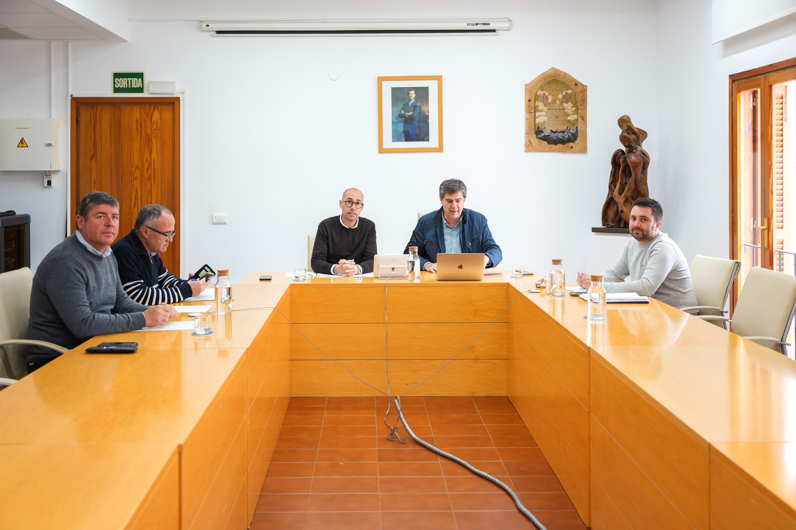 El conseller de Turisme, Cultura i Esports, Jaume Bauzá; el president del Consell de Formentera, Óscar Portas; el director general de Cultura, Llorenç Perelló; i el conseller insular de Patrimoni, Javier Serra.