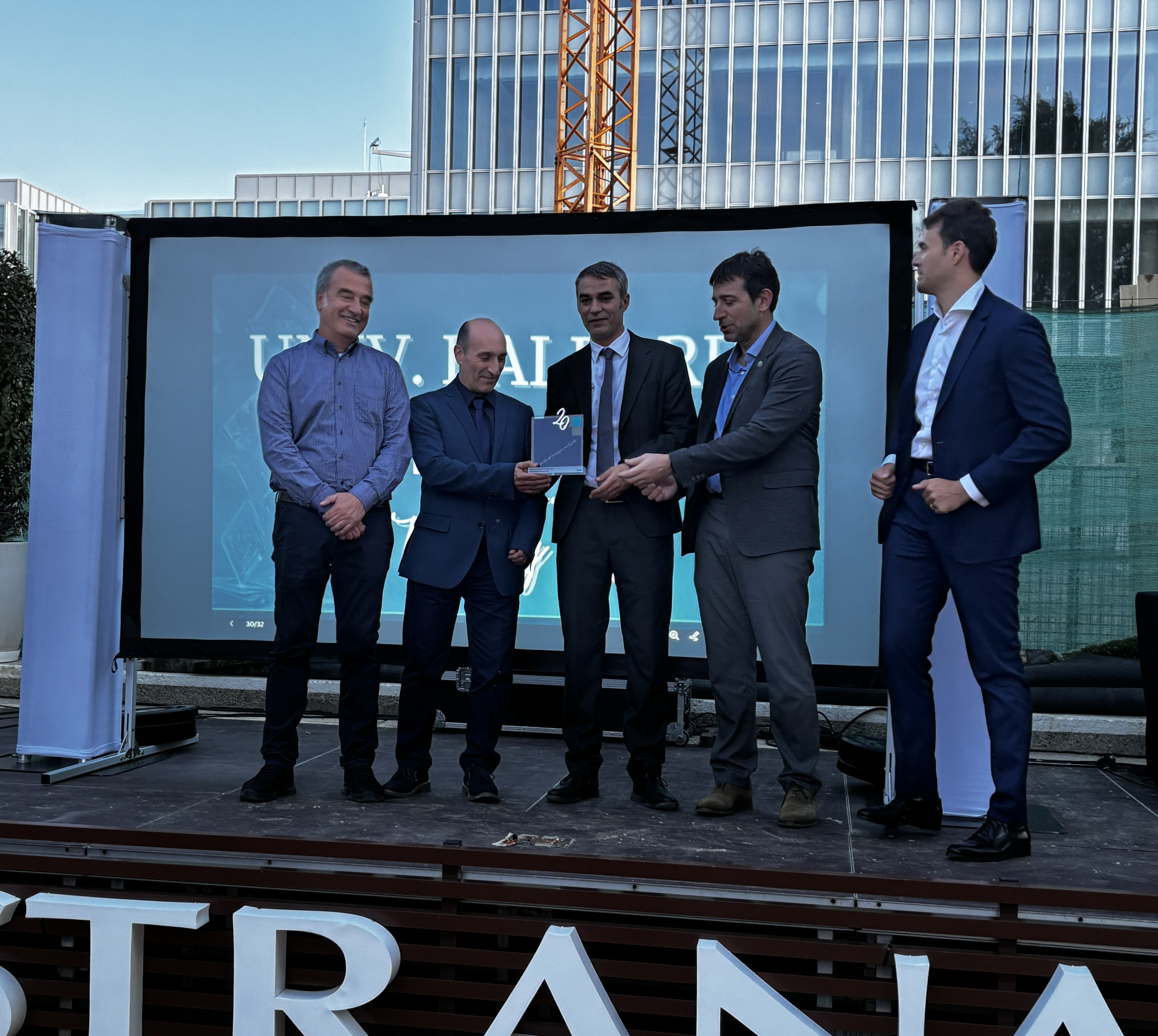 Moment del lliurament del guardó. 