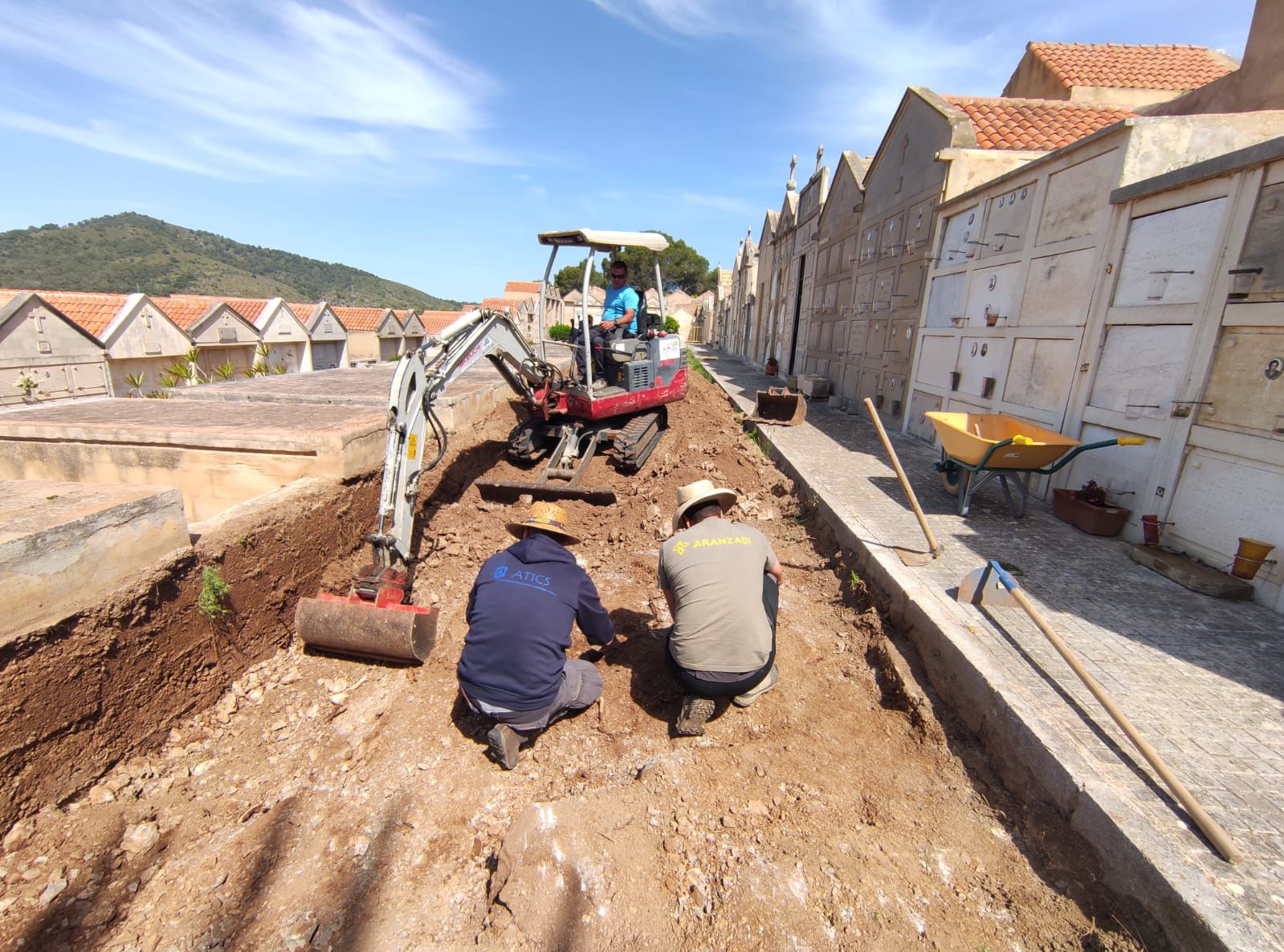 Excavacions a fosses situades al cementeri de Son Servera (Mallorca)