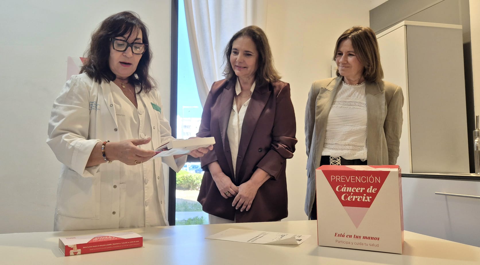 La consellera de Salut, Manuela García, escolta les explicacions d'una professional.