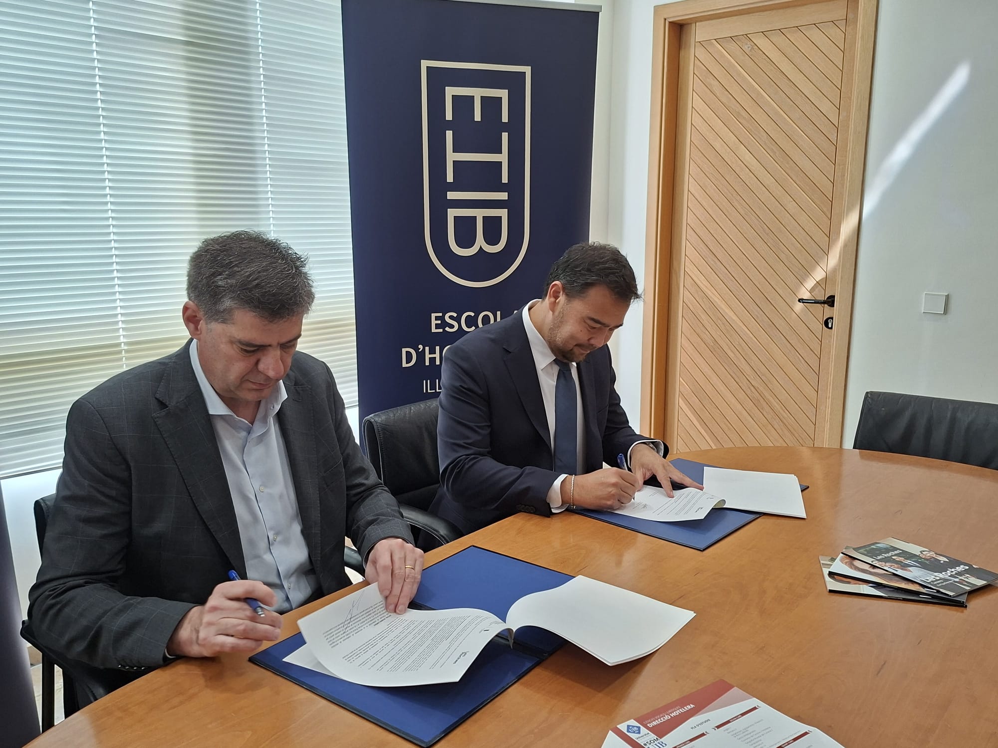 El conseller de Turisme, Cultura i Esports i president del Consorci EHIB, Jaume Bauzà, signa el protocol.