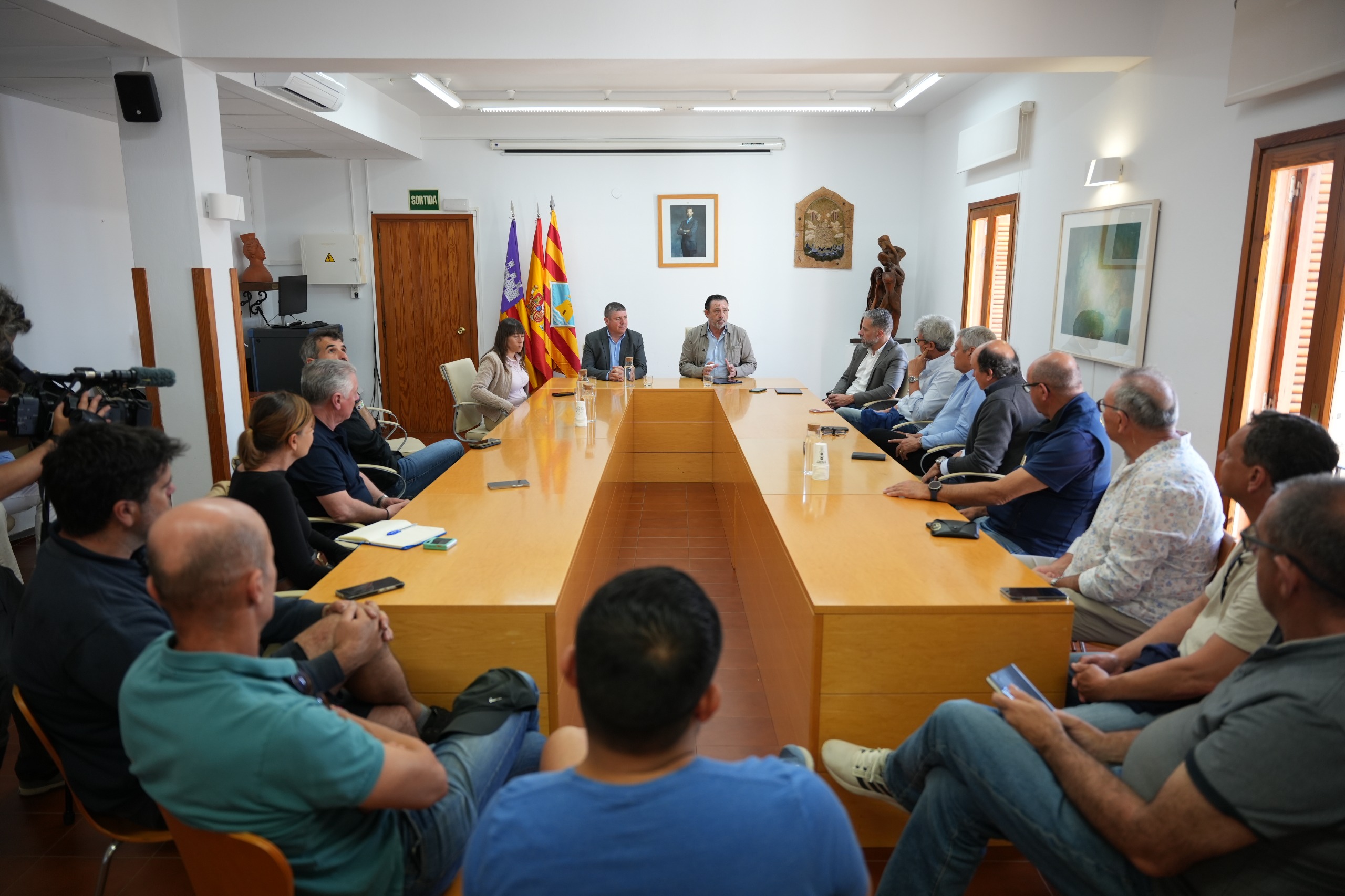 El conseller Sáenz de San Pedro parla amb els assistents a la reunió. 