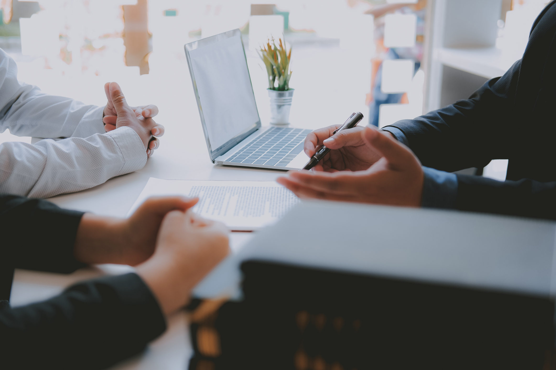 Un administratiu atén dues persones a una oficina