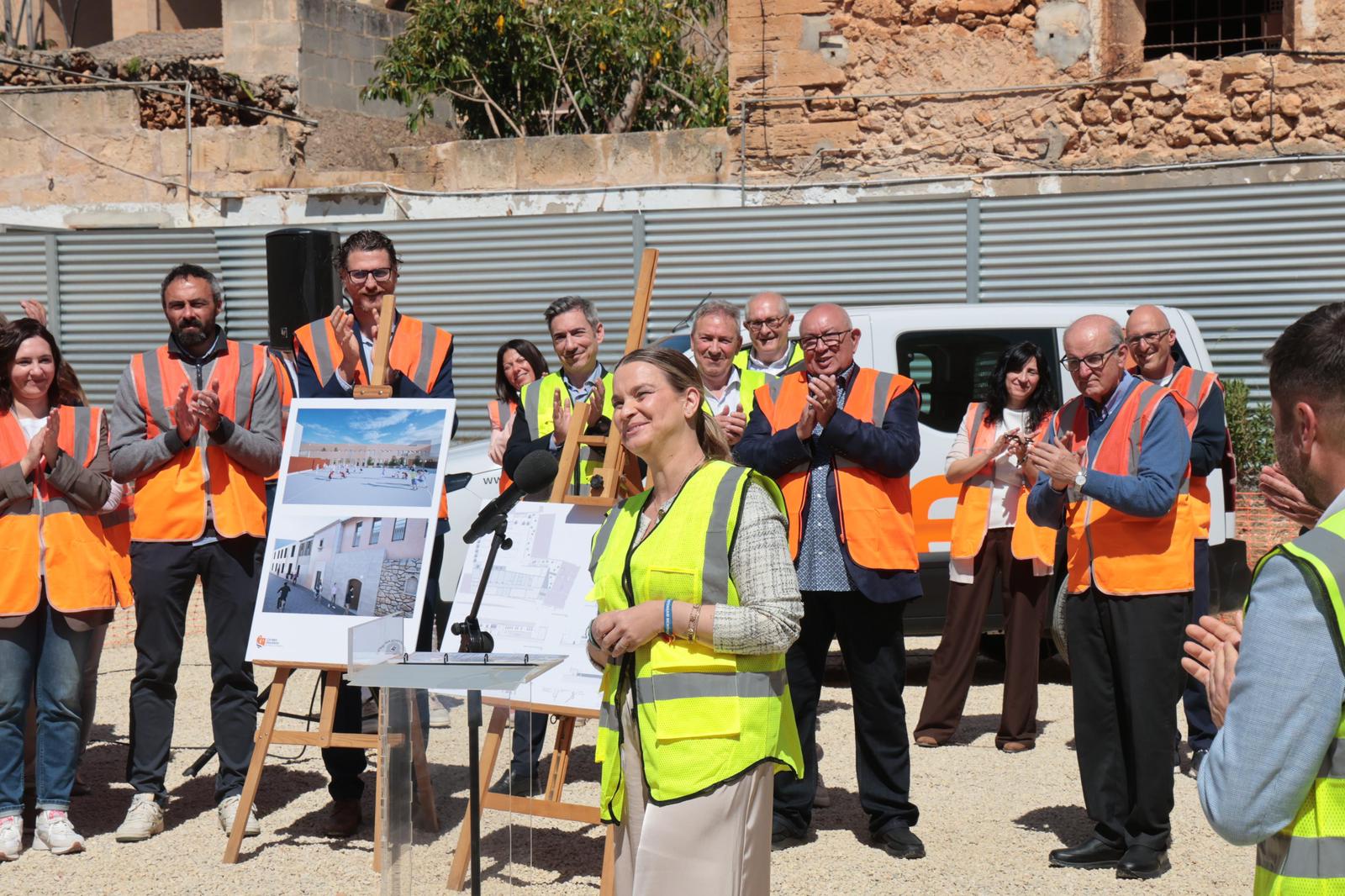 La presidenta Prohens durant l'acte de col·locació de la primera pedra del projecte d’ampliació del col·legi Fra Joan Ballester de Campos.