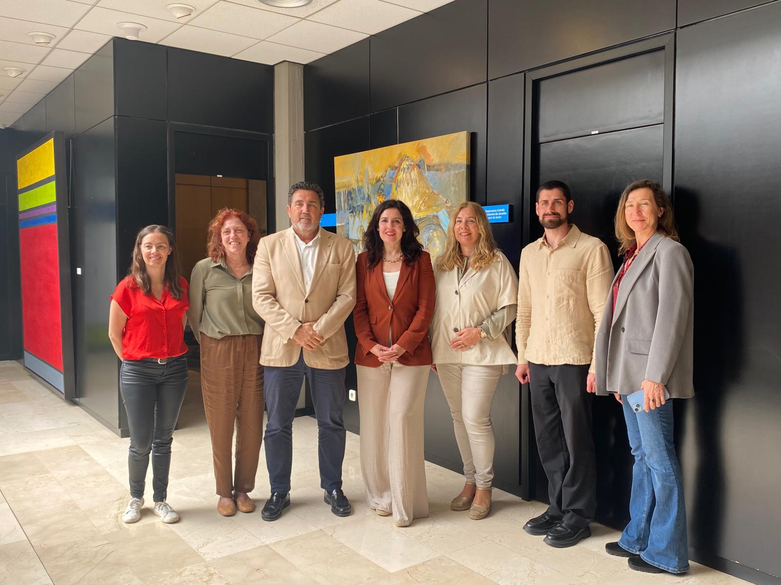 Fotografia de les autoritats a l’Ajuntament de Calvià: entre d'altres, la consellera Fernández i el batle Amengual.