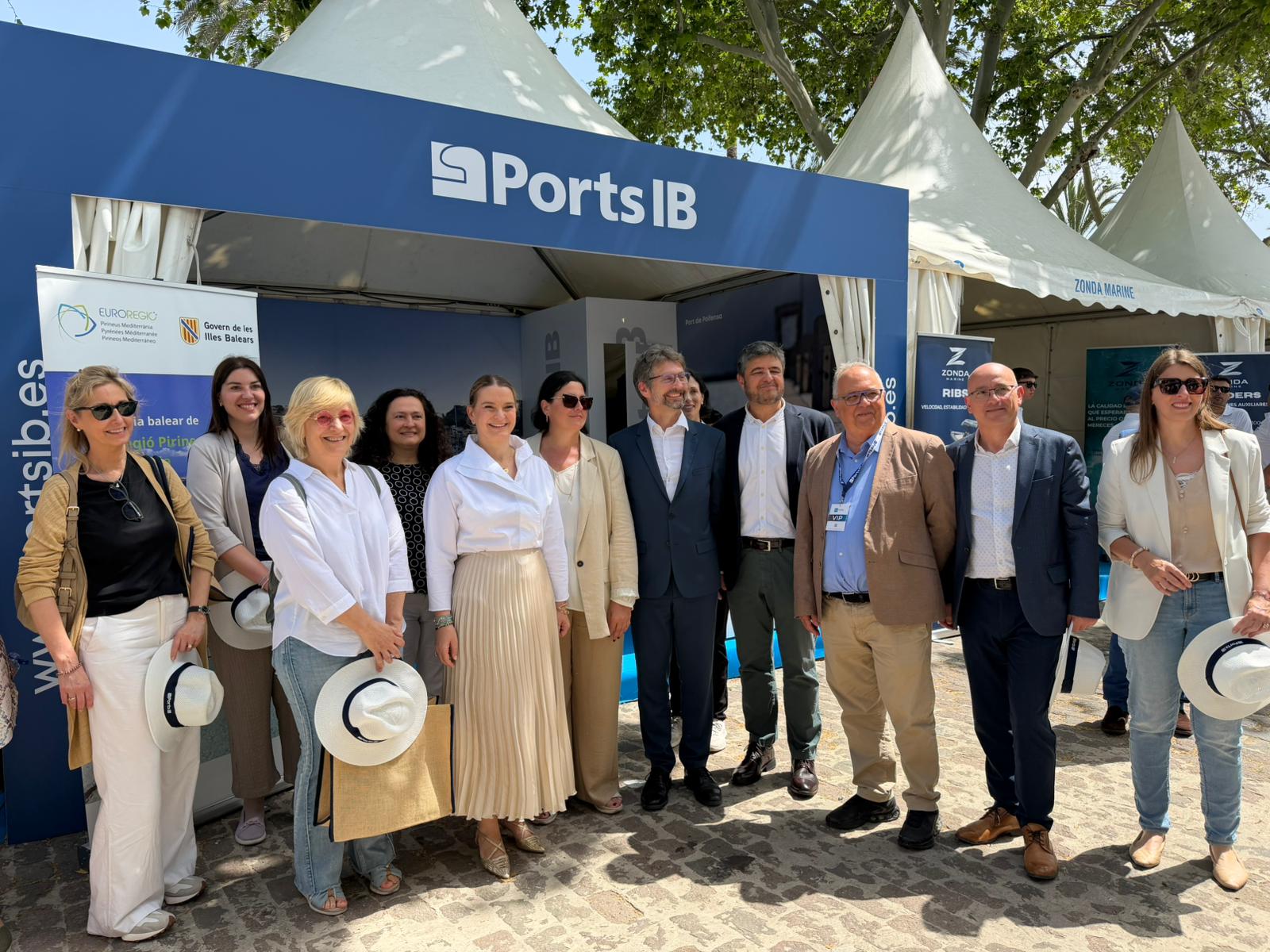 Fotografia de les autoritats a l'estand de PortsIB. 
