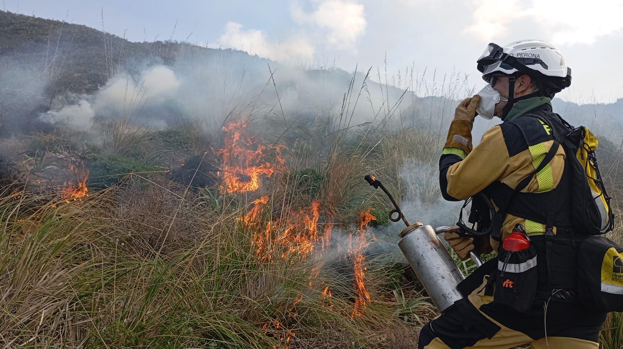 Un bomber intervé a un incendi forestal