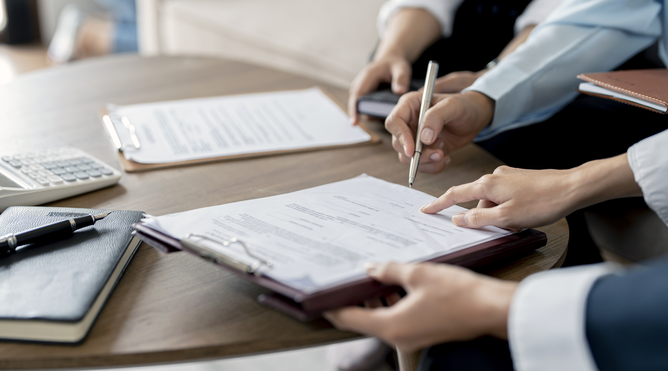 Una persona signa un contracte de feina