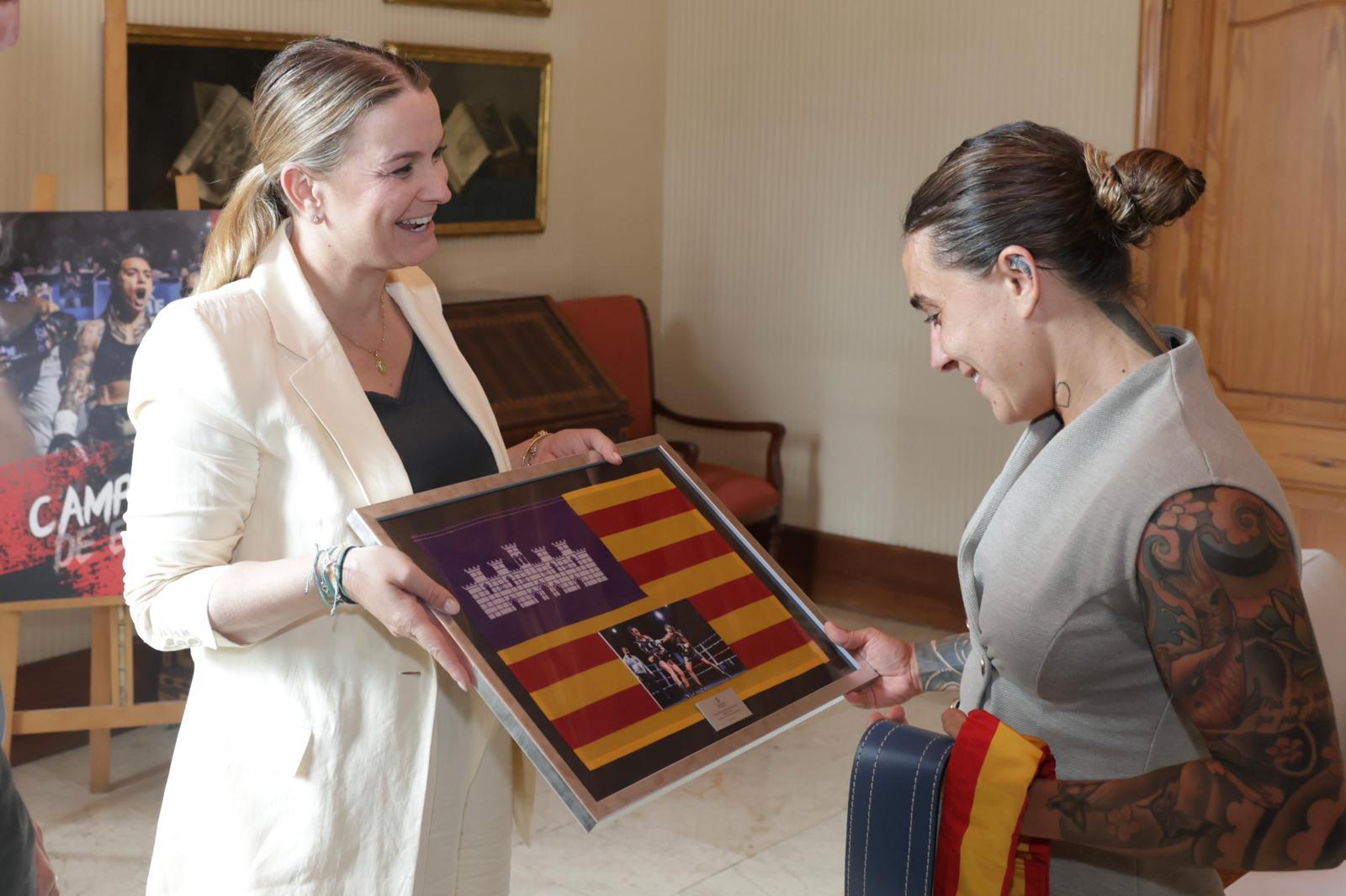 Margalida Prohens lliura un obsequi a la boxadora Farah el Bousairi.