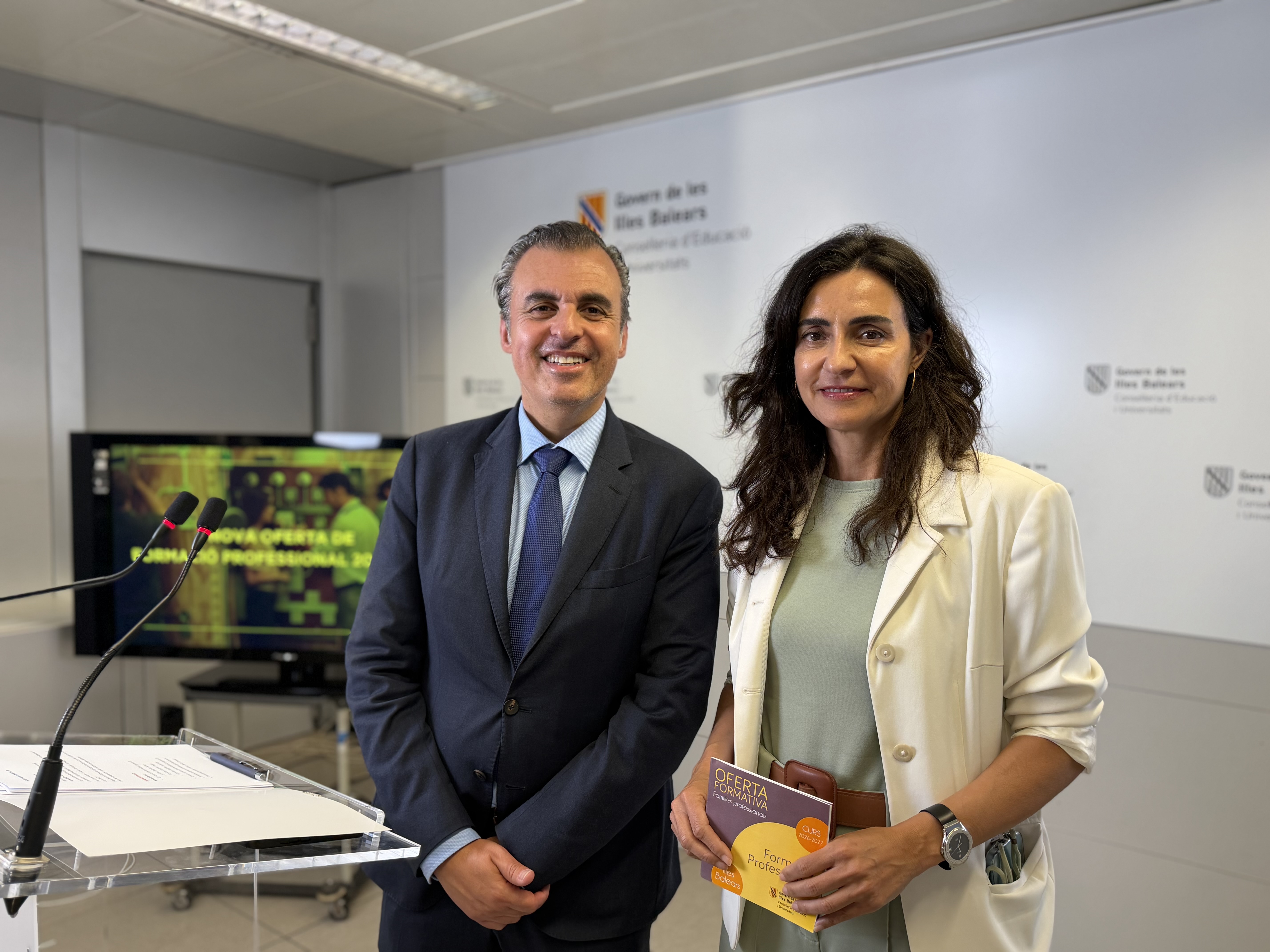 El conseller d’Educació i Universitats, Antoni Vera, i la directora general de Formació Professional i Ordenació Educativa, Maria Isabel Salas.