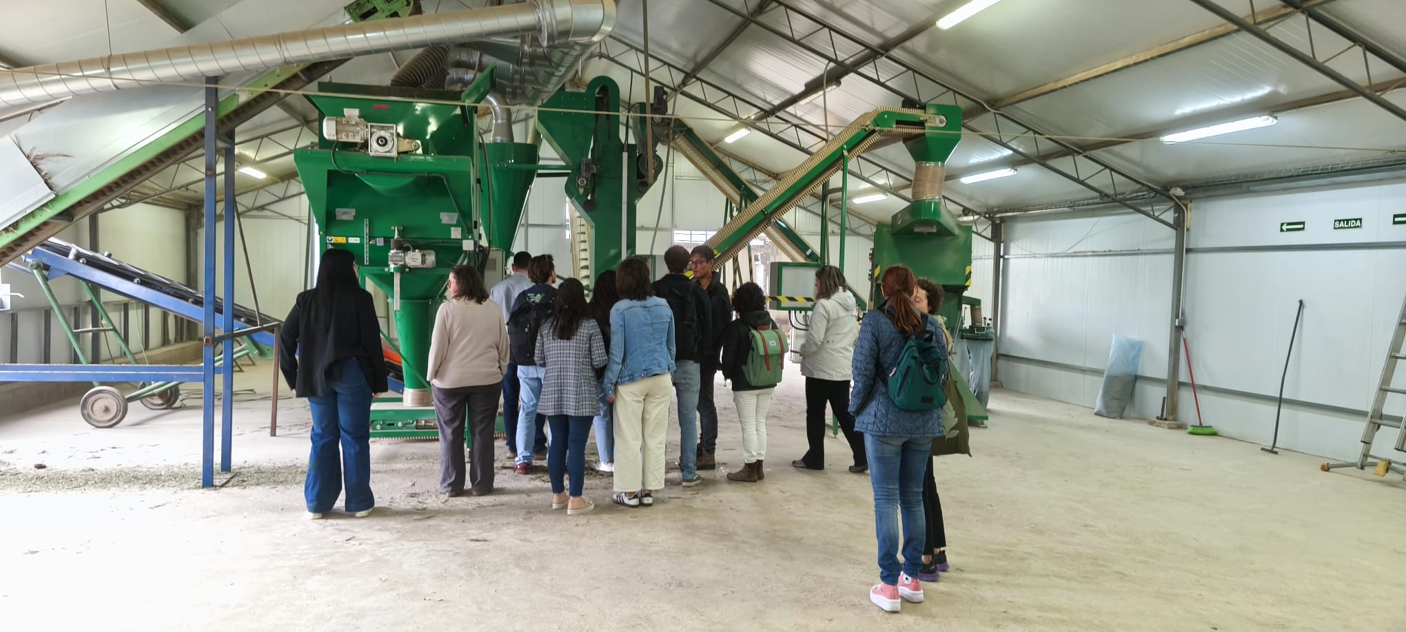 Persones participants en la trobada visiten les instal·lacions de la finca experimental sa Canova.