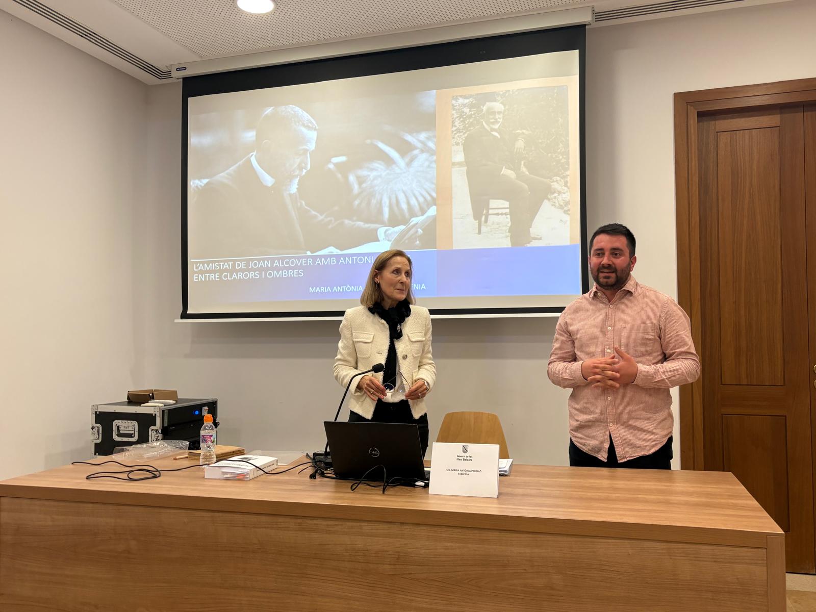 La investigadora Maria Antònia Perelló  i el director general de Cultura, Llorenç Perelló