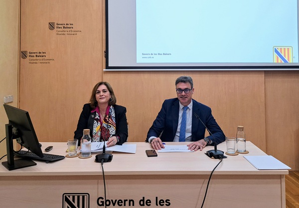 La directora general del Tresor, Política Financera i Patrimoni, Susana Pérez, i el vicepresident primer i conseller d'Economia, Hisenda i Innovació, Antoni Costa.
