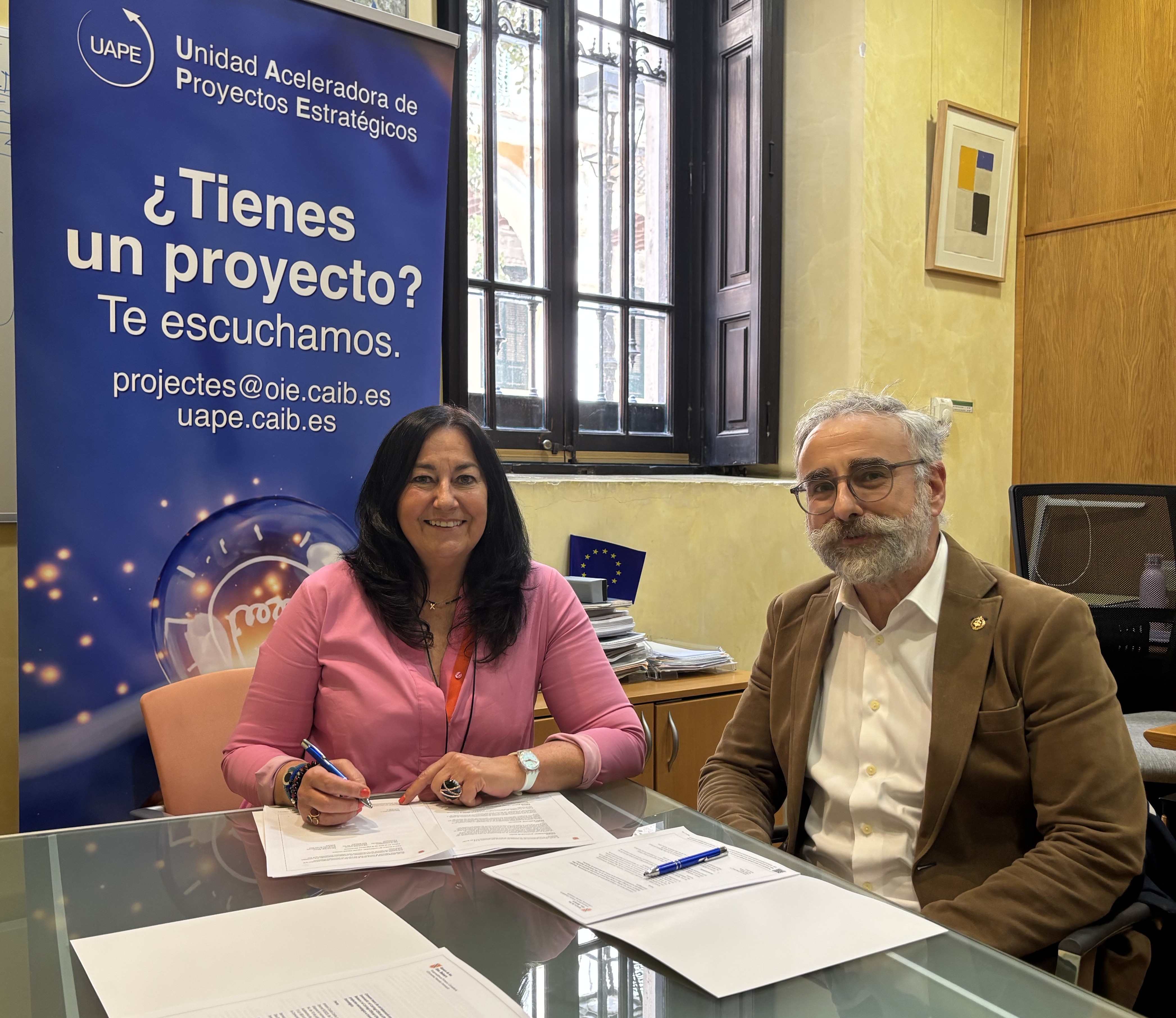 La directora general de Projectes Estratègics, Fons Europeus i Simplificació Administrativa, Bárbara Barceló, i el degà del Col·legi Oficial d'Enginyers Industrials de les illes Balears, Mateu Oliver