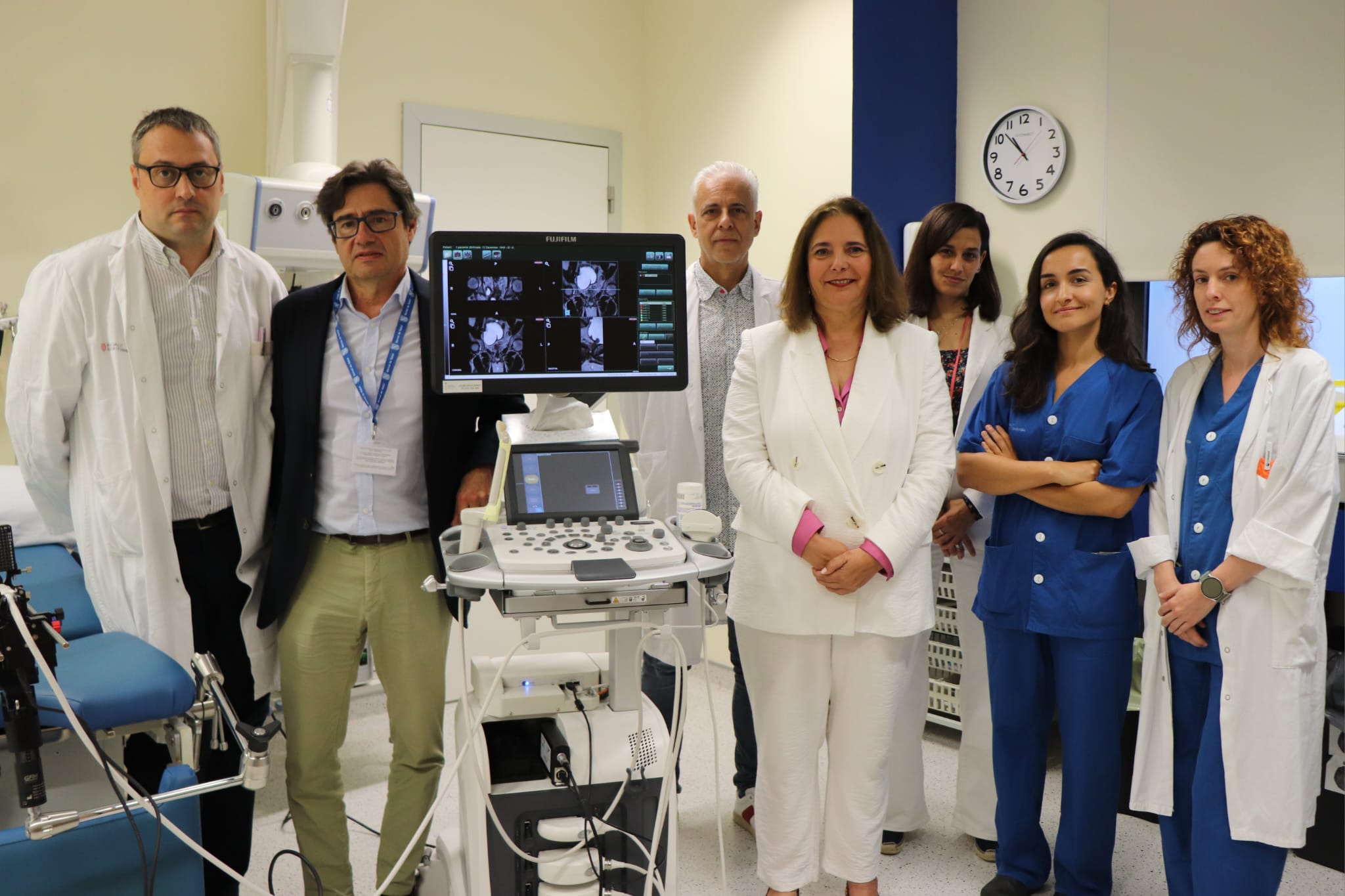 La consellera de Salut, Manuela García, i l'equip del Servei d’Urologia de l’Hospital Can Misses durant la presentació.