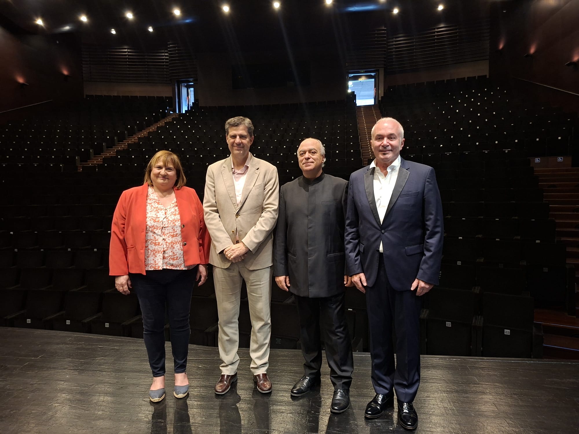 Imatge de grup de les autoritats i participants de la celebració del «Concert Gent Gran», una iniciativa de la Fundació Orquestra Simfònica de les Illes Balears.